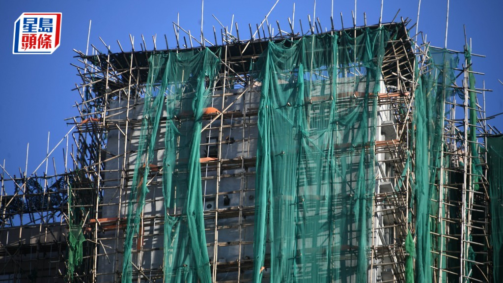 政府初步調查指，承辦商涉嫌使用不合規格的非防阻燃棚網。資料圖片