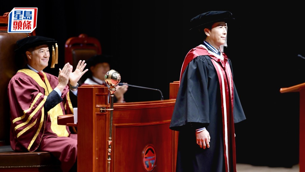 嶺大今日舉行榮譽博士頒授典禮，由嶺大校董會主席姚祖輝（左）向6名傑出人士頒授榮譽博士學位，包括向甄子丹（右）頒授榮譽人文學博士學位。劉駿軒攝