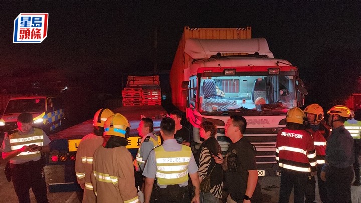 貨櫃車司機被夾困在兩車之間死亡，警方調查事件。黎志偉攝