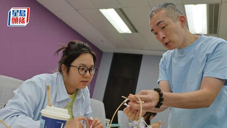 恒生大學邀請本地著名紮作師傅歐陽秉志（右）教授學生製作傳統中秋花燈。恒大提供