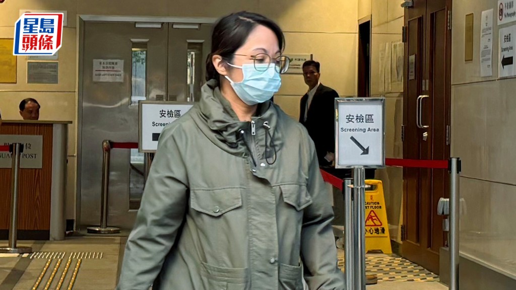 鍾政恩供稱上門搜查時發現4男女圍坐一起摺包裝紙盒。陳子豪攝