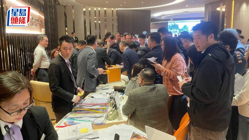 红磡首汇首日获逾3000人次睇楼 速收350票超额6倍