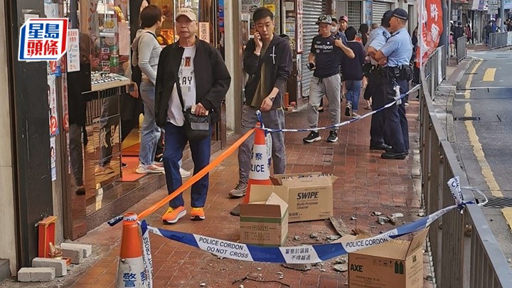 現場遺下大量石屎及木條。fb： 筲箕灣西灣河關注組