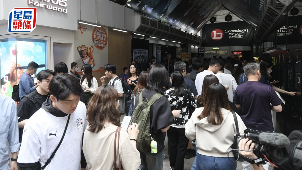 全港戲院日｜市民排長龍買飛。