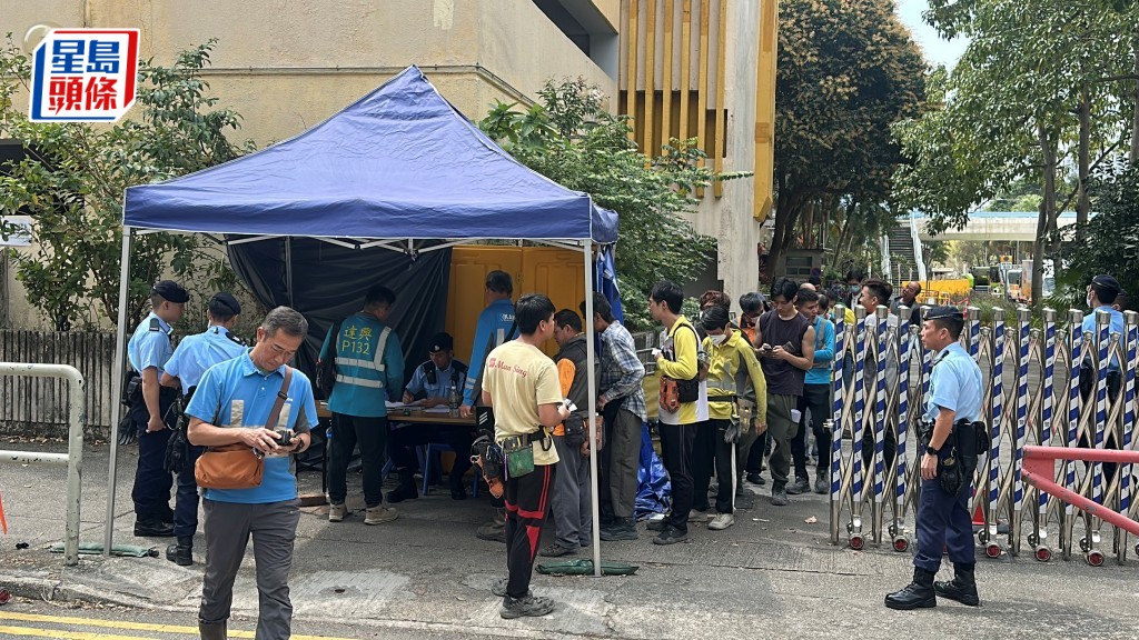 工人要在警崗登記後方可進入屋苑。劉漢權攝
