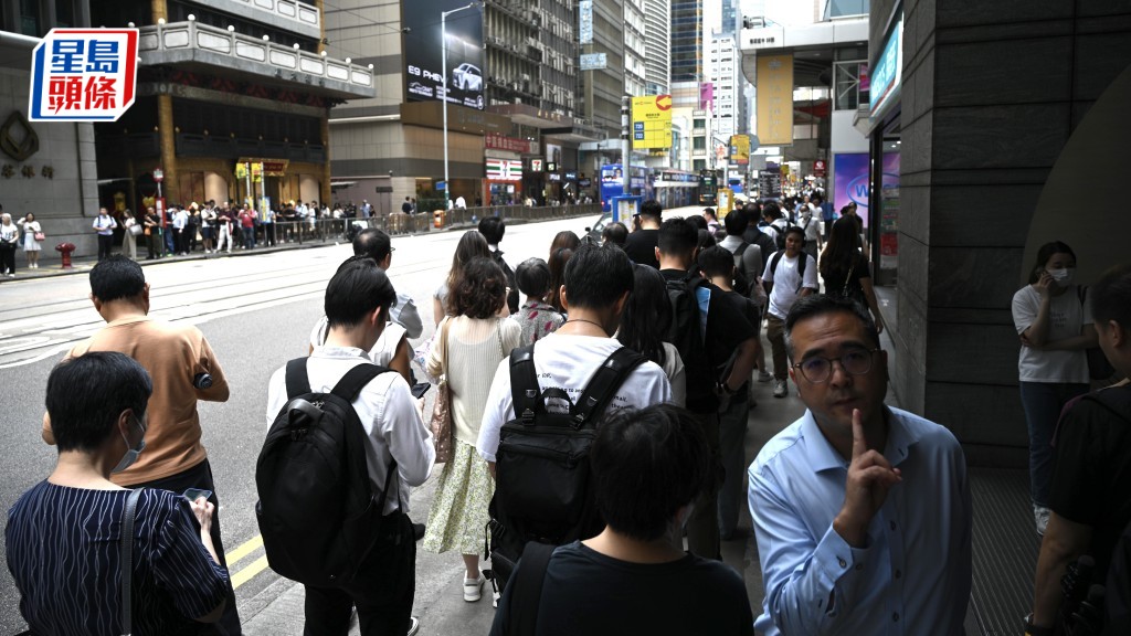 八號風球懸掛時機惹議，有網民狠批放工「大遷徙」迫爆人。蘇正謙攝