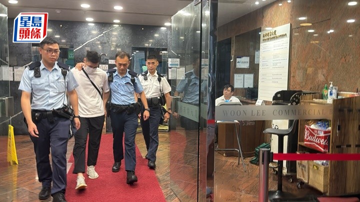 警員帶走一名欠交罰款男子。劉漢權攝