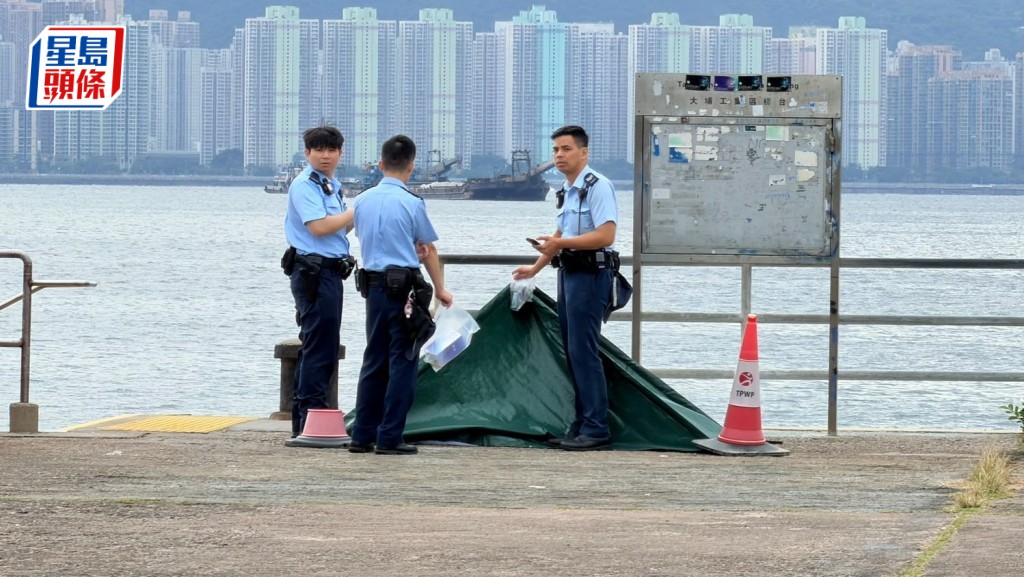 警員以帳篷遮蓋遺體。梁國峰攝