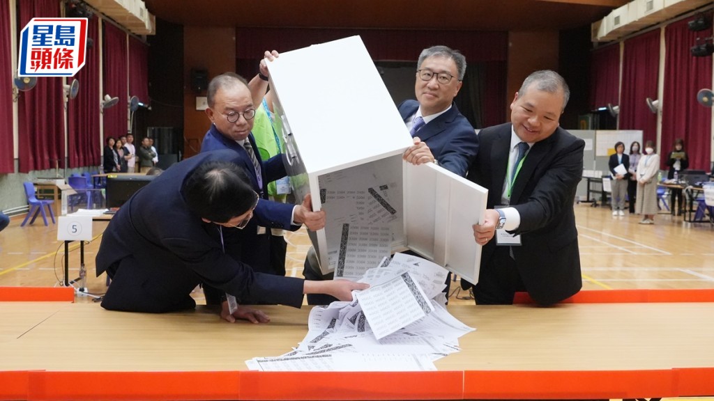陸啟康、石丹理、文本立及曾國衞凌為地方委員會界別選舉開票。劉駿軒攝