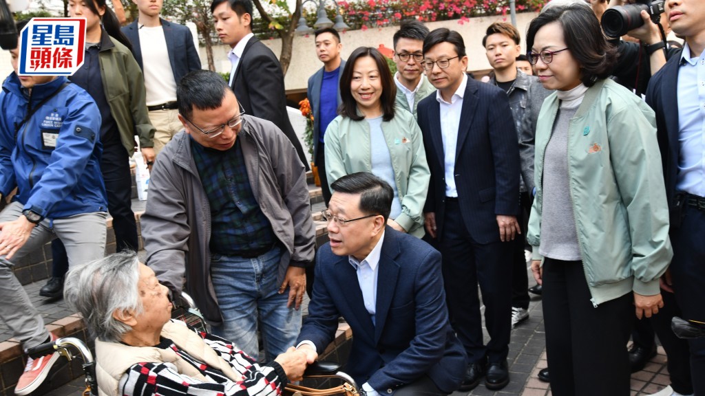 農曆新年｜李家超抵油麻地歲晚家訪 祝願市民馬到功成 開心過馬年