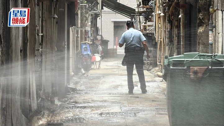 西貢街與吳松街後巷有多處水喉被鋸開，噴出水柱。梁國峰攝