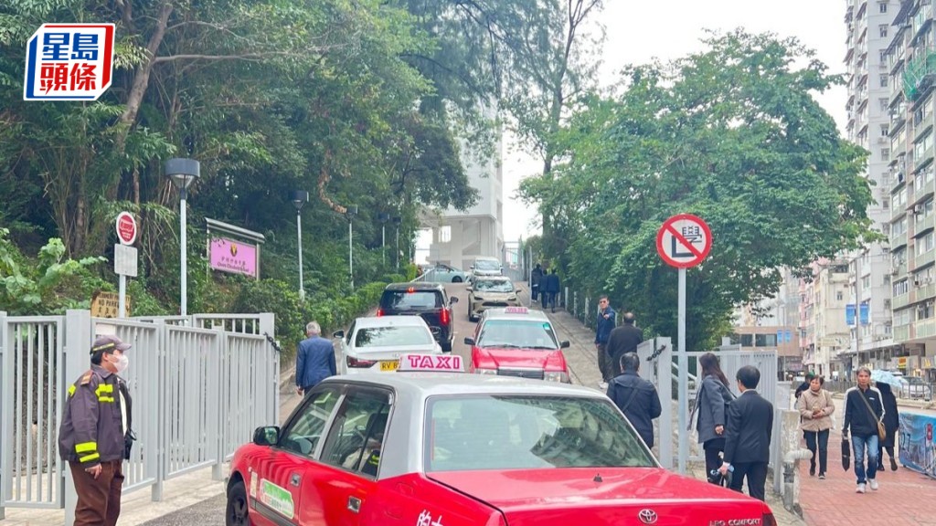 在教育界全港動員大會開始前，現場車輛進出頻繁，有交通督導員及警員維持秩序。佘丹薇攝