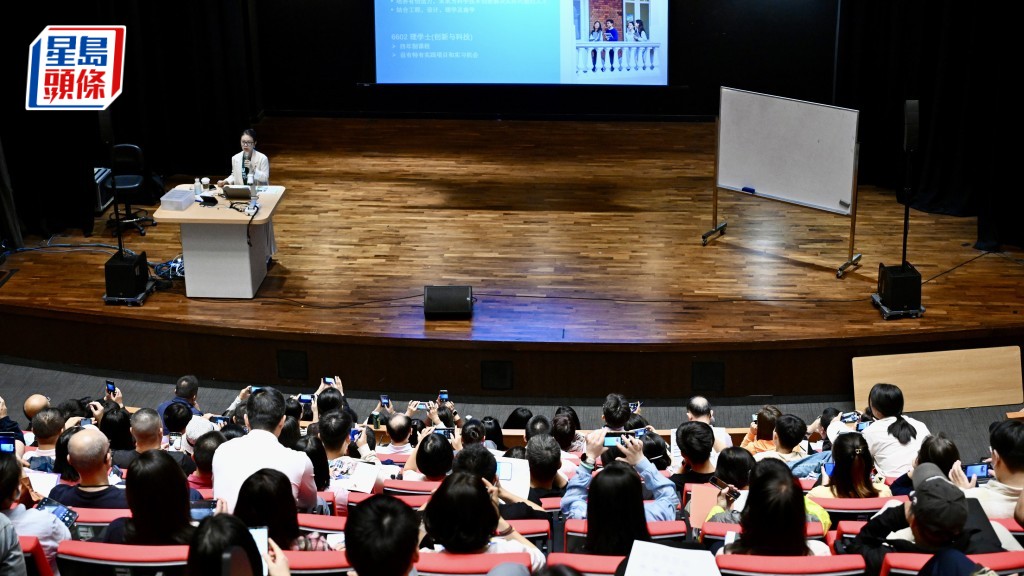 香港大學今辦資訊日  上海家長帶兒子專程參觀：香港具中西文化交匯優勢