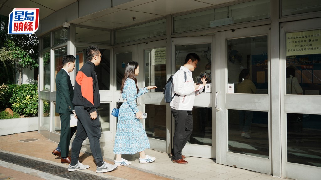 小一入學統一派位將於本月19日起至25日接受選校申請，教育局昨日向各家長寄出選校通知書。圖為早前小一入學自行分配學位結果公布的情況。資料圖片