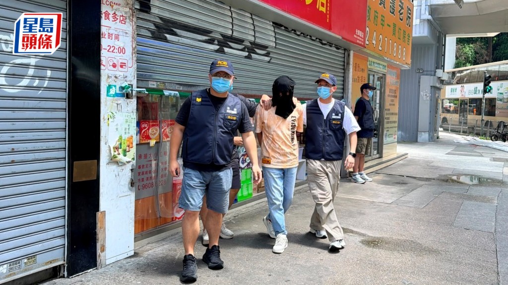 被捕男子帶署調查。梁國峰攝