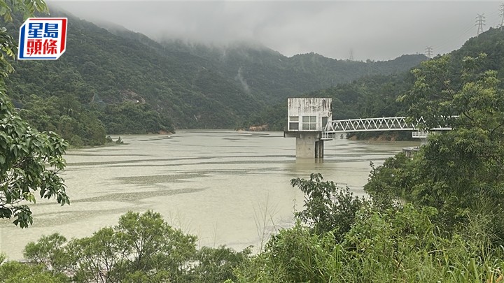 黑雨下，沙田下城門水塘水位達到警戒線。劉漢權攝
