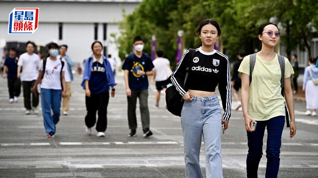 政府修訂資助專上學額門檻,持受養人簽證、未年滿18歲的學生,須居港滿兩年方可在申請政府資助專上課程時獲定義為「本地生」。資料圖片
