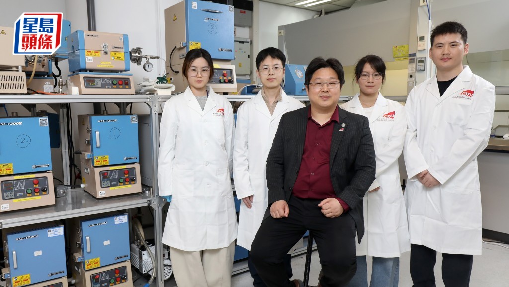 城大物理學系劉奇教授（中）領導的「開創下一代鋰離子電池的先進正極材料」項目， 獲「產學研1+計劃」撥款資助。城大提供