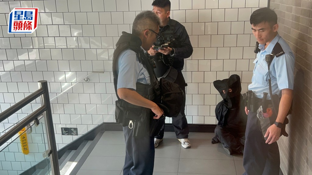 持刀男子被制服。楊偉亨攝