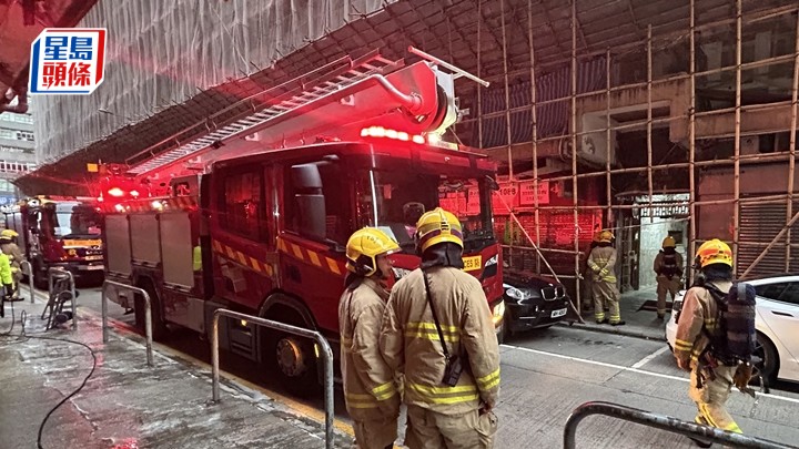 消防員接報到場處理事件。蔡楚輝攝