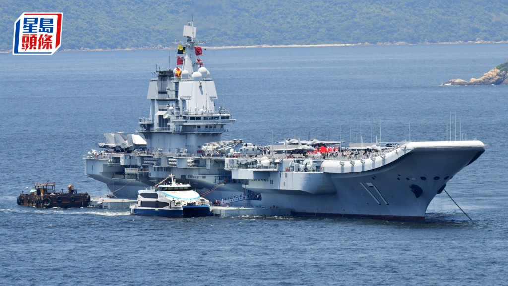 山東艦訪港｜大批市民旅客到青衣睹風采 佛山旅客稱機會難得：沾了香港同胞的光
