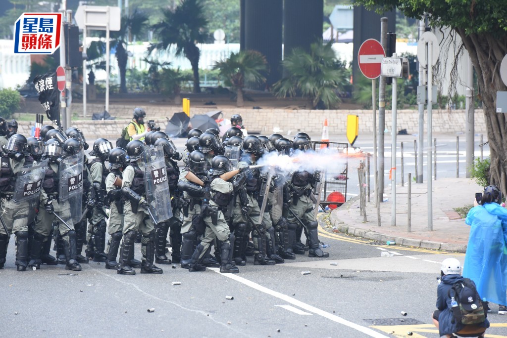 大批防暴警案發日在金鐘一帶發射催淚彈等驅散人群。資料圖片