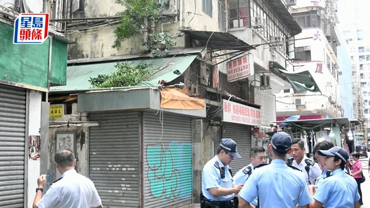 樹枝被撞斷，帆布簷篷上遺留一隻拖鞋。楊偉亨攝