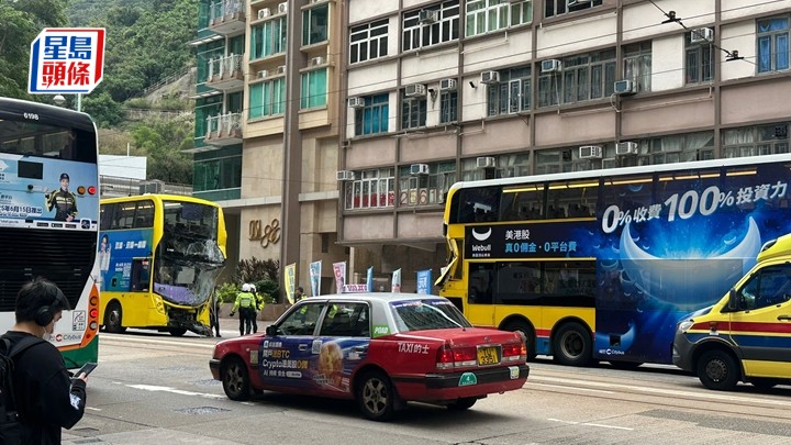 兩輛城巴首尾相撞。