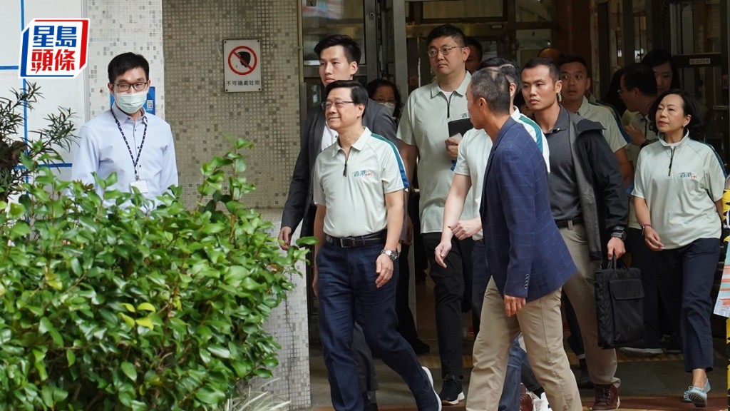 李家超下午落區，探訪社區照顧及安老設施。葉偉豪攝