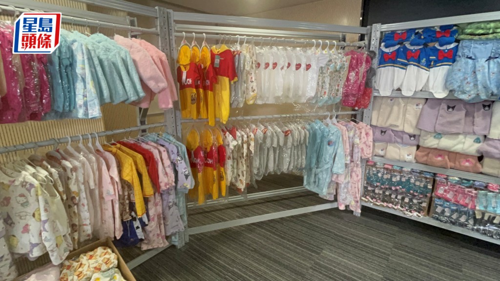 海關搗破售賣冒牌物品倉庫，檢獲4,300件冒牌物品，市值50萬元。楊偉亨攝