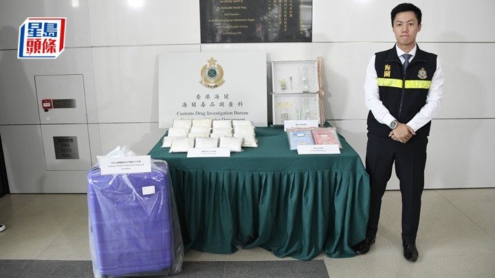 海關毒品調查科調查主任連翹鋒展示證物。楊偉亨攝