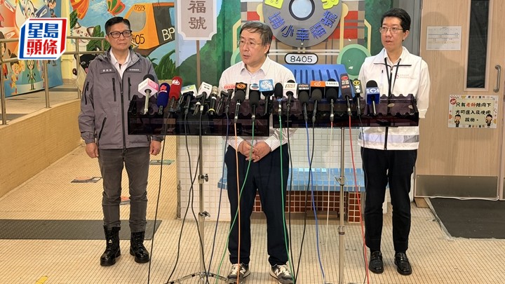 政務司副司長卓永興（中）、保安局局長鄧炳強（左）和社會福利署署長杜永恒，視察上樓安排後會見傳媒。梁國峰攝