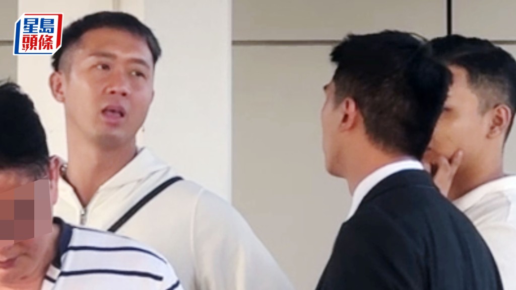 事主鄧爾恒(面向鏡頭)稱已改過自新,否認案發日是「吹雞曬馬」涉黑。資料圖片