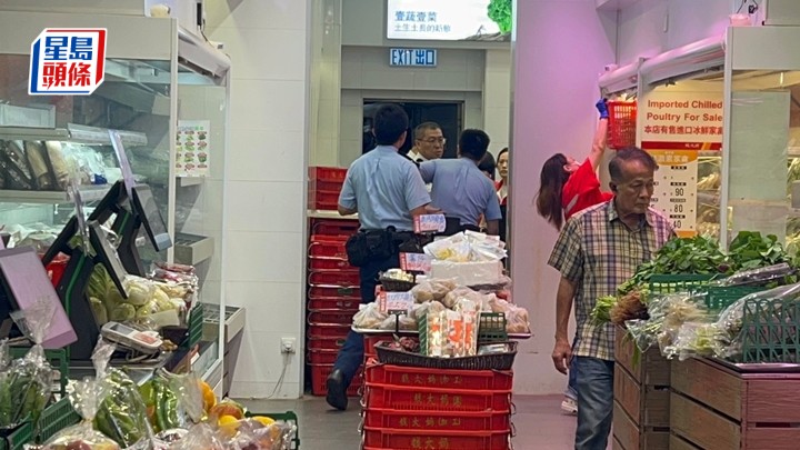 警员在肉档后门调查。杨伟亨摄