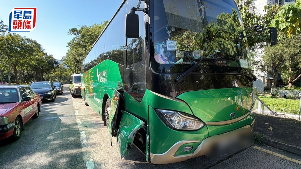 校巴右車身損毀。劉漢權攝