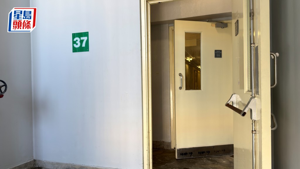 兩傷者在37樓後樓梯慶生期間受傷。梁國峰攝