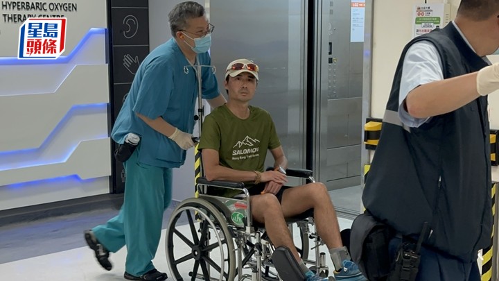 男子行山遭蛇咬,由直升機救起送院治理。梁國峰攝