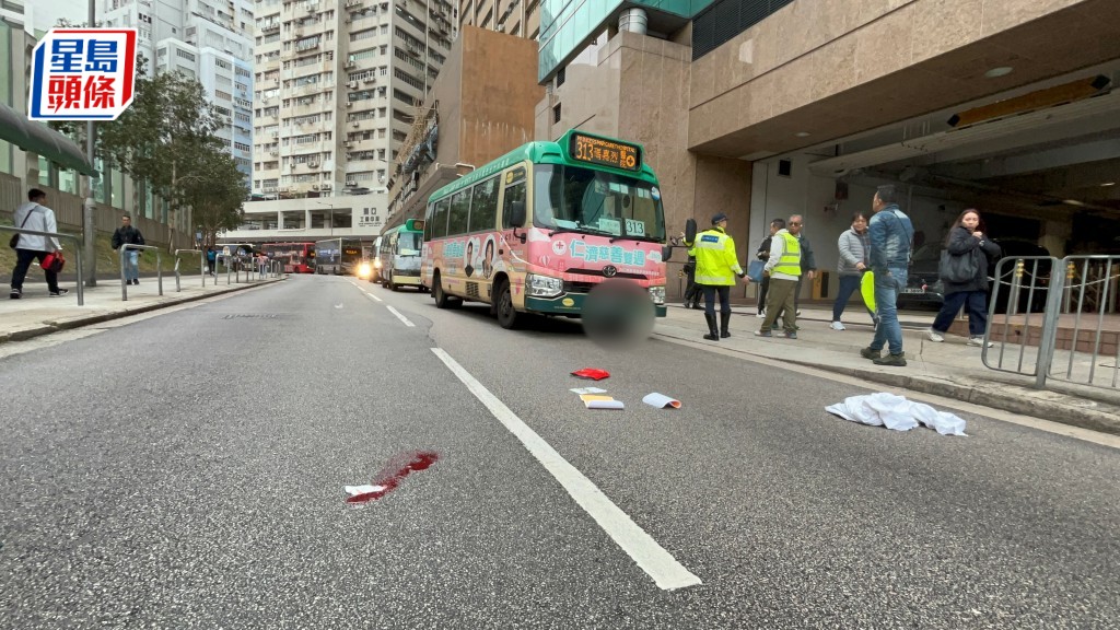 綠色小巴撞倒過路女子，地上遺下一灘血迹。曾志恒攝