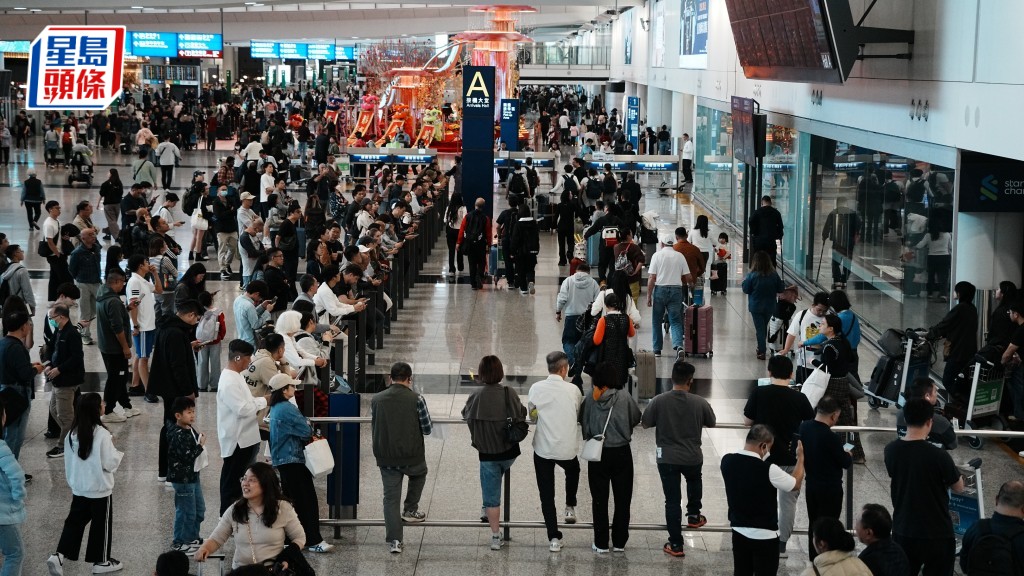 农历新年 ‧ 持续更新｜截至早上10时出入境人次逾22万 机场最繁忙录逾4.7万人次。汪旭峰摄