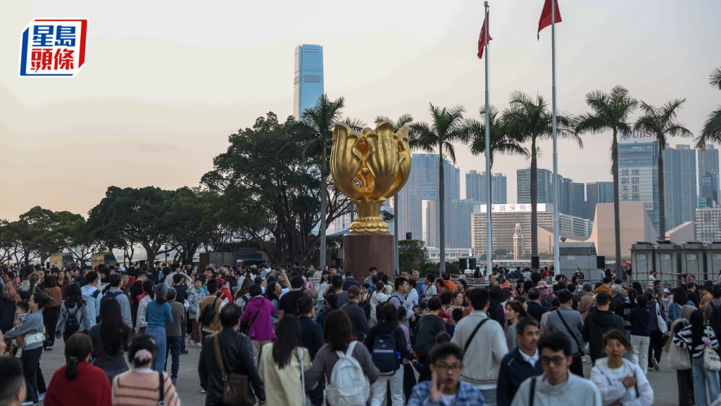   大批市民及遊客到維港兩岸「霸位」，現場人頭湧湧。何家豪攝