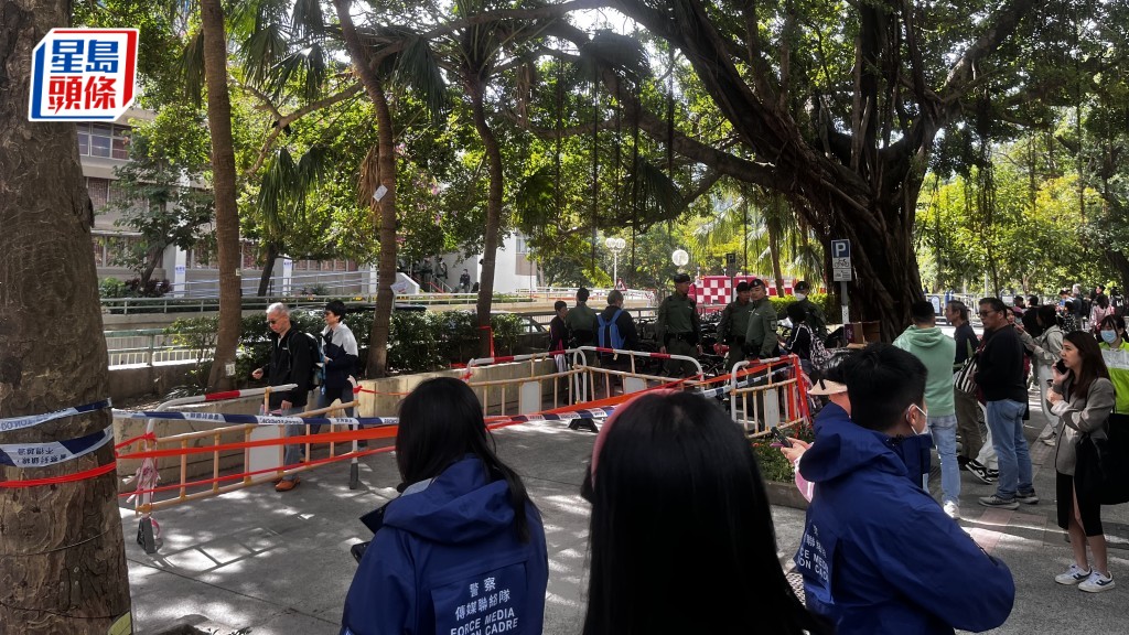 家屬到廣福社區中心憑照片辨認遺體。李健威攝