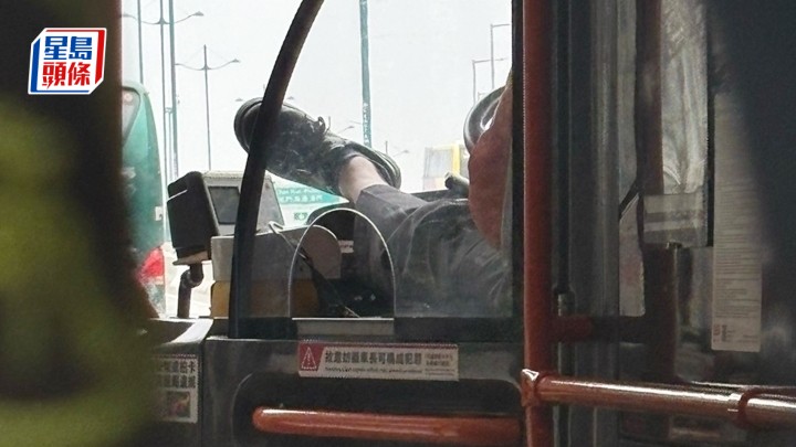 龍運巴士有車長被乘客拍下「晾高腳」駕車。讀者提供圖片