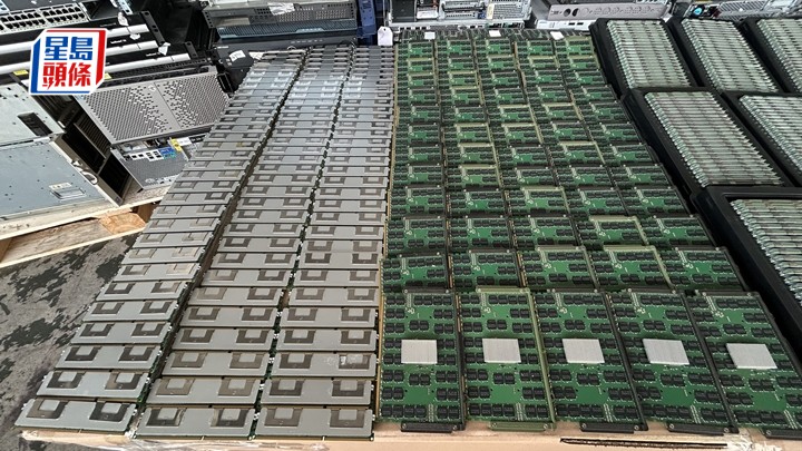 檢獲的大批電子零件。林思明攝