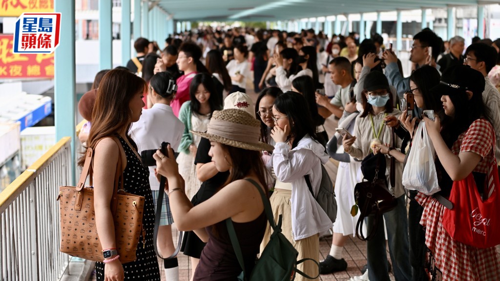 位于旺角的行人天桥成为内地游客的「打卡热点」。