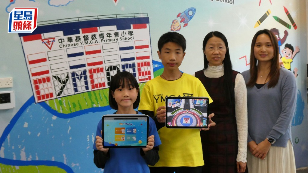 江芷萱（左一）和蘇柏恒（左二）均表示，「My AI Buddy」有助改善自己的英語水平。右一及右二分別為黎穎虹及馬詠兒。歐文瀚攝