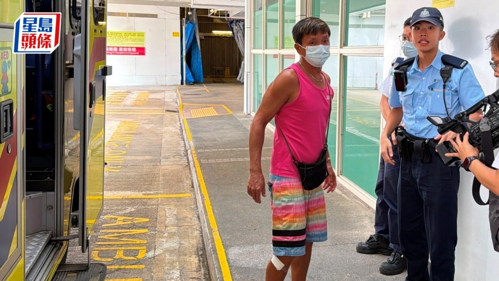 男子遭狗咬傷右腳送院。梁國峰攝