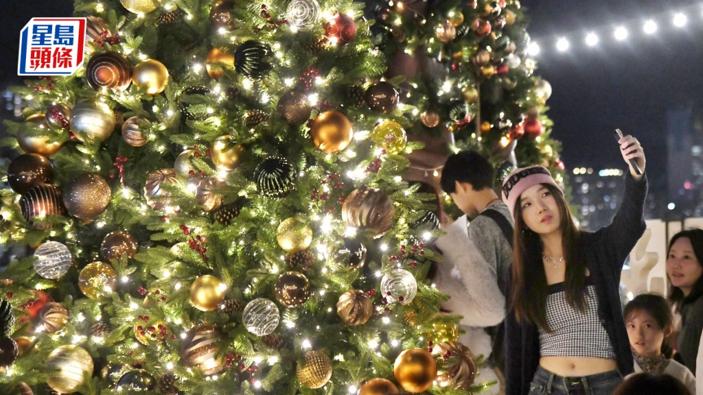 「西九聖誕小鎮」吸引不少市民到場打卡。