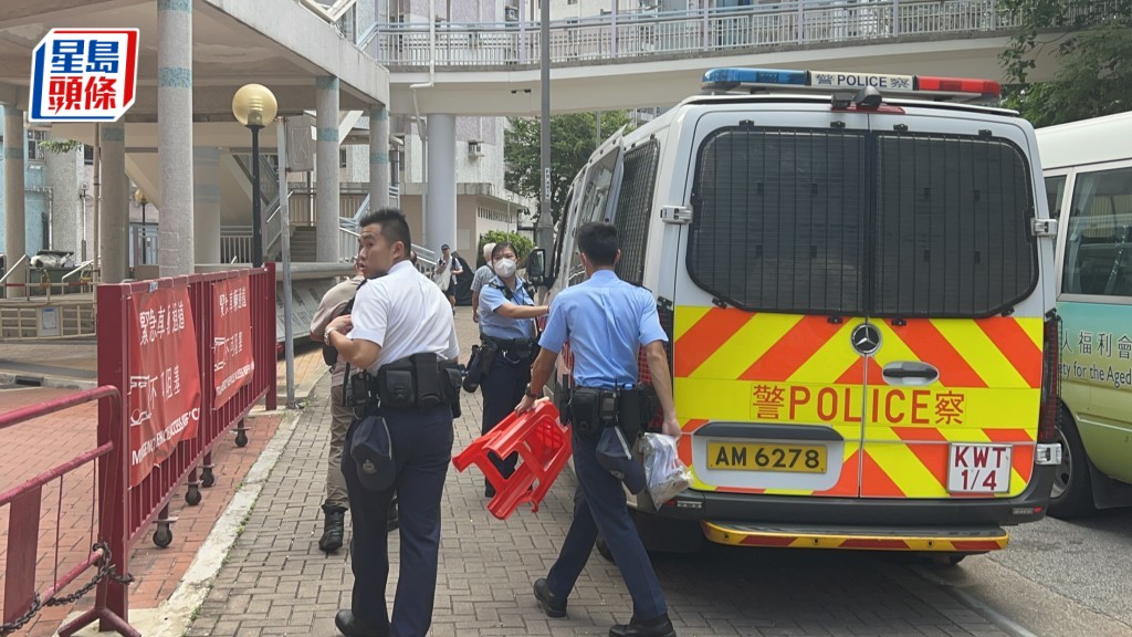 警員檢走膠凳作證物。楊偉亨攝