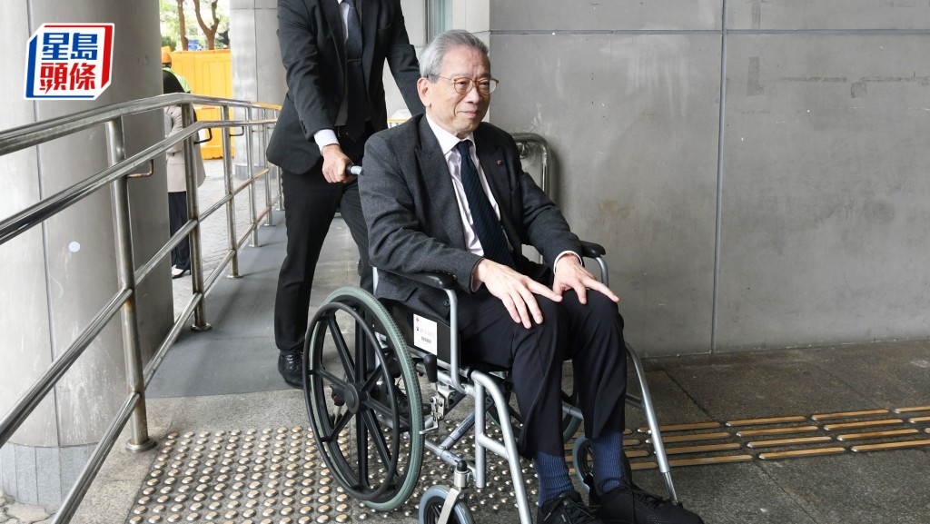 胡漢清去年10月上庭時以輪椅代步。資料圖片