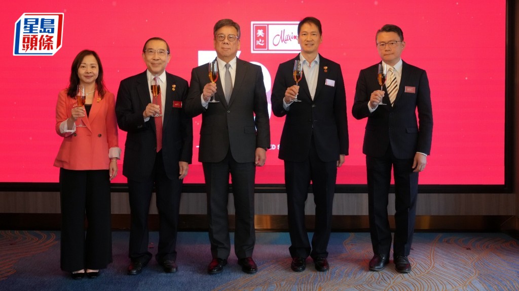 美心集團特別邀請商務及經濟發展局局長丘應樺（中）、美心集團主席兼董事總經理伍偉國 （右二）、美心集團執行董事伍威全（左二）、美心集團首席營運官（香港及澳門）簡惠明（左一）及 香港零售管理協會代表執行總監羅振邦（右一）主持啟動儀式及祝酒。